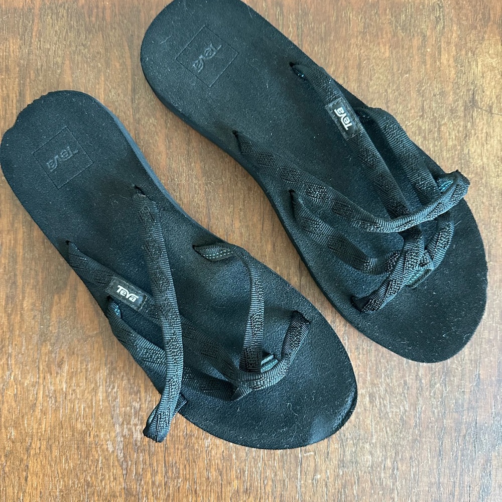 TEVA solid black Olawaha strappy fabric sandals/ US 9